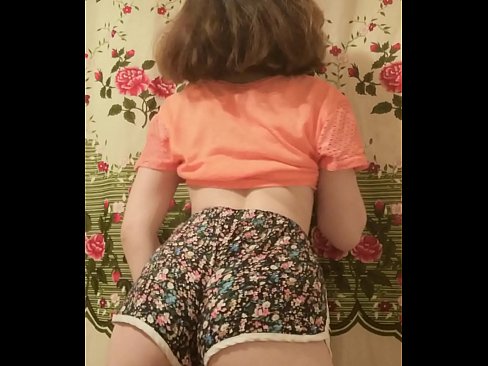 ❤️ Dhallaan yar oo sexy ah oo iska siibaysa surwaalka gaaban ee kamarada ❌  lulataaye%so.pornmega-com.ru ️❤